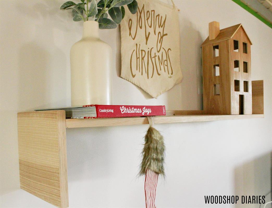 minimalist-christmas-shelf