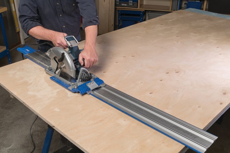 Using a circular saw guide outlet rail