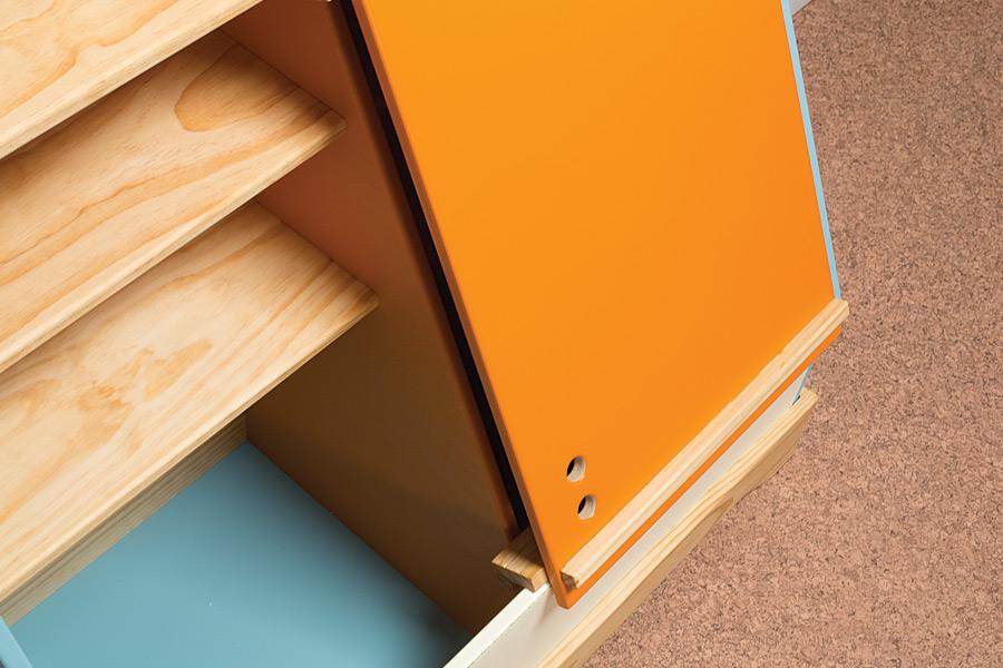 toy-box-with-easel-03