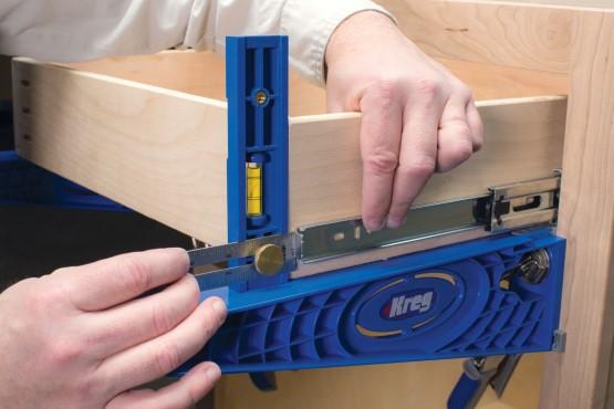 How to measure and mark accurately using a combination square
