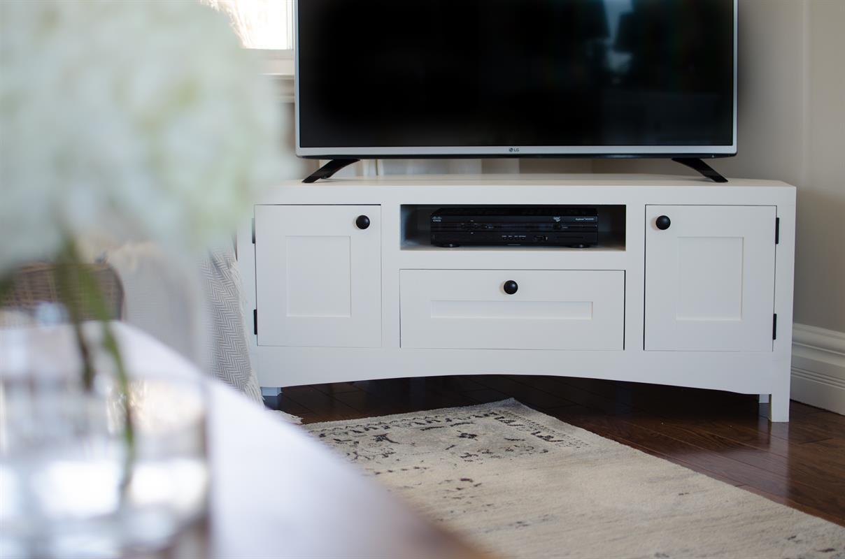the_diy_hubs_corner_tv_stand-2