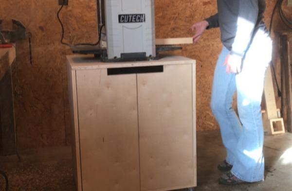 planer-stand-in-use
